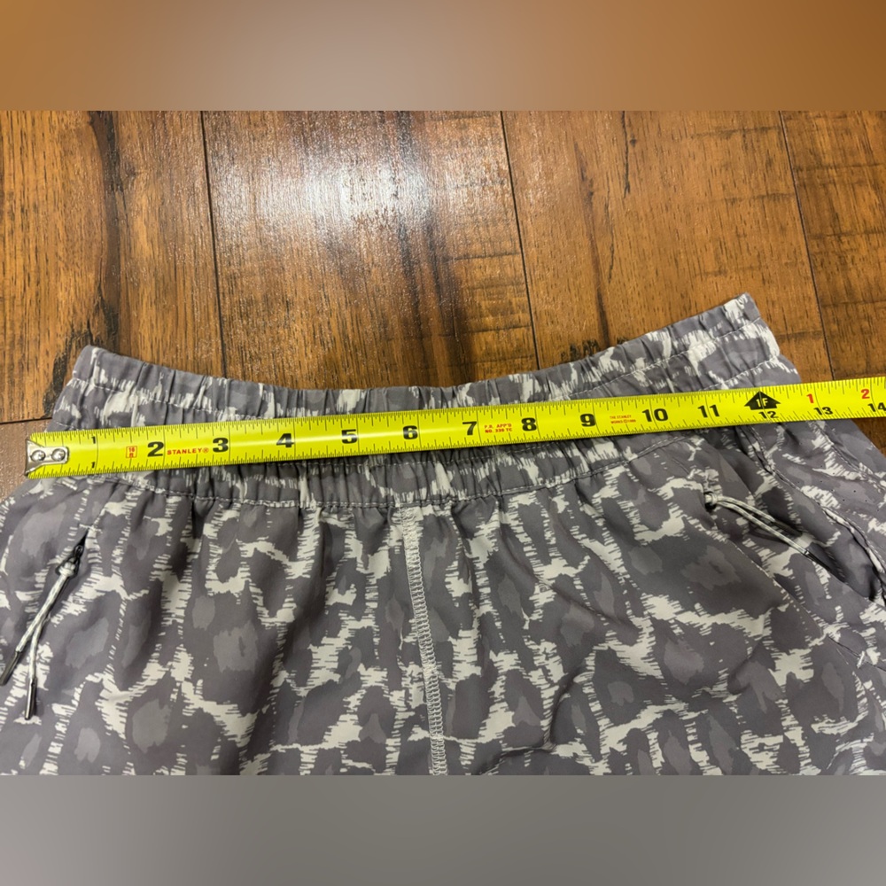 Vuori Dash Shorts in Opal Spots Gray White Women’s Small - Picture 12 of 13